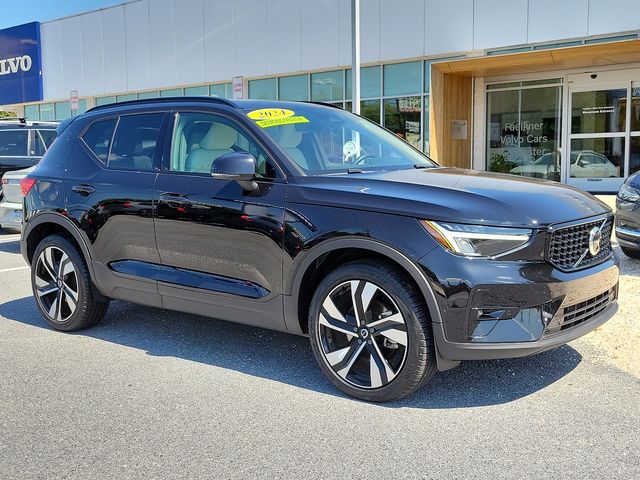 2024 Volvo XC40 Plus Dark Theme