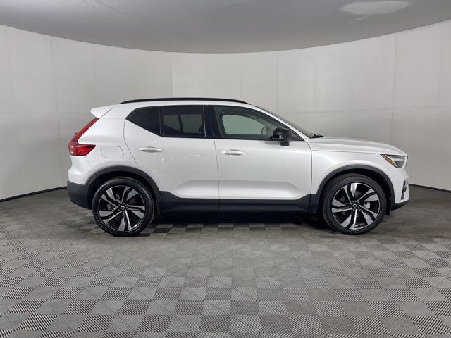 2024 Volvo XC40 Plus Dark Theme