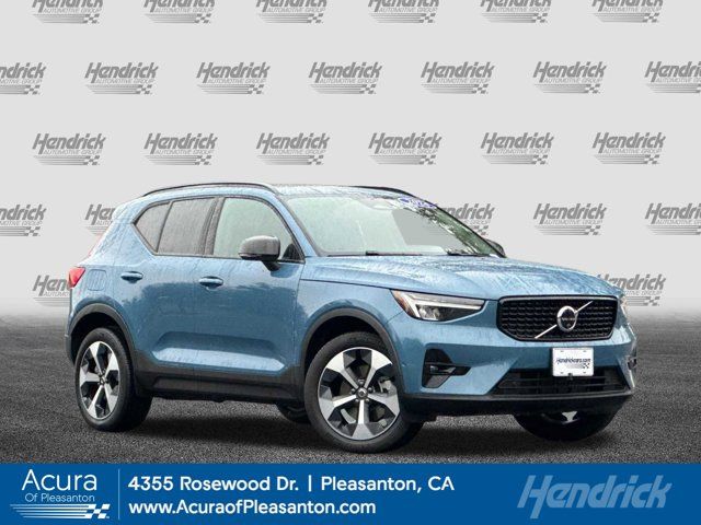 2024 Volvo XC40 Plus Dark Theme