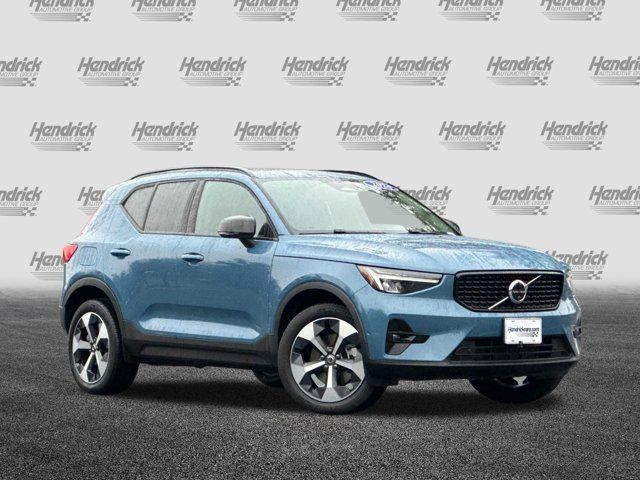 2024 Volvo XC40 Plus Dark Theme