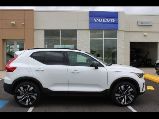 2024 Volvo XC40 Plus Dark Theme