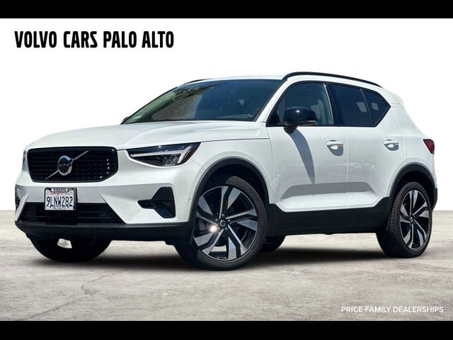 2024 Volvo XC40 Plus Dark Theme