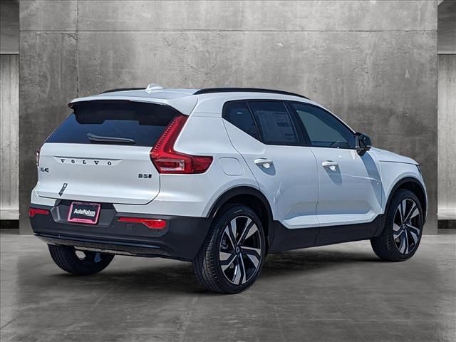 2024 Volvo XC40 Plus Dark Theme