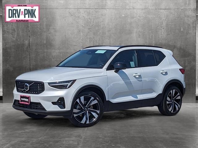 2024 Volvo XC40 Plus Dark Theme