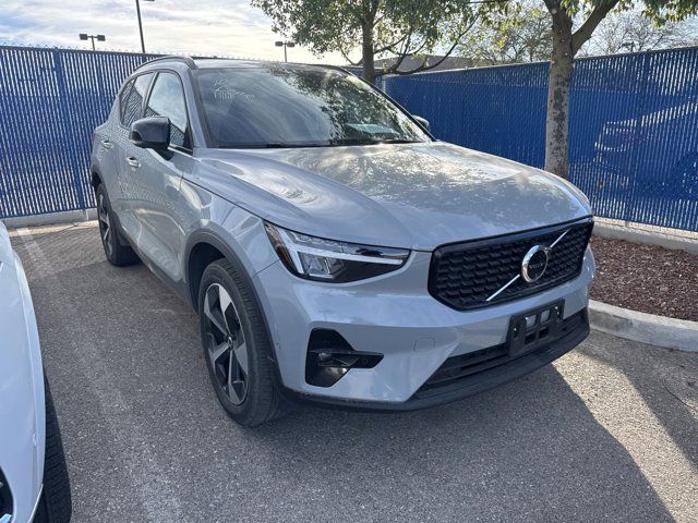 2024 Volvo XC40 Plus Dark Theme