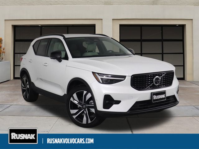 2024 Volvo XC40 Plus Dark Theme