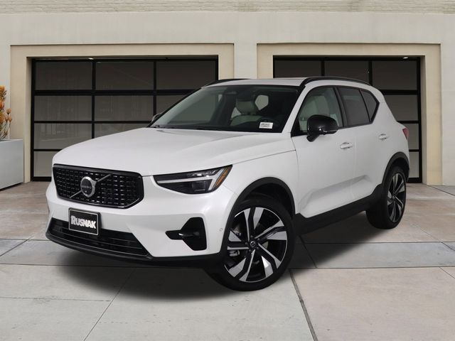 2024 Volvo XC40 Plus Dark Theme