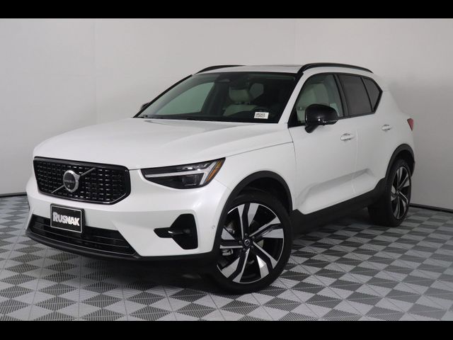 2024 Volvo XC40 Plus Dark Theme