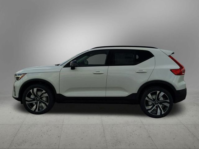 2024 Volvo XC40 Plus Dark Theme