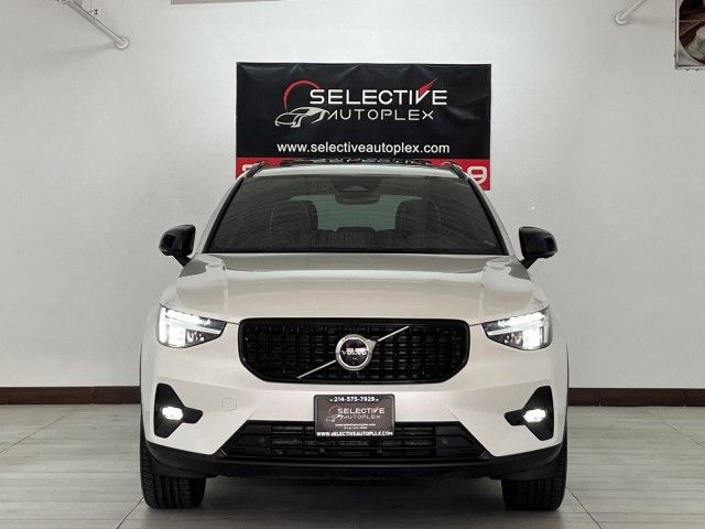 2024 Volvo XC40 Plus Dark Theme