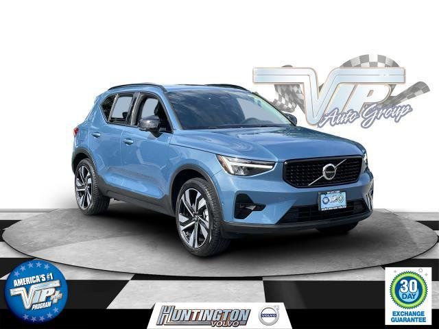 2024 Volvo XC40 Plus Dark Theme