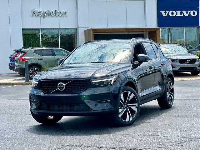 2024 Volvo XC40 Plus Dark Theme