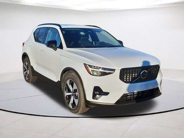 2024 Volvo XC40 Plus Dark Theme