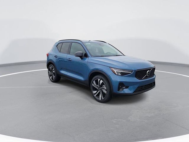 2024 Volvo XC40 Plus Dark Theme