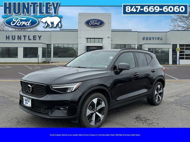 2024 Volvo XC40 Plus Dark Theme