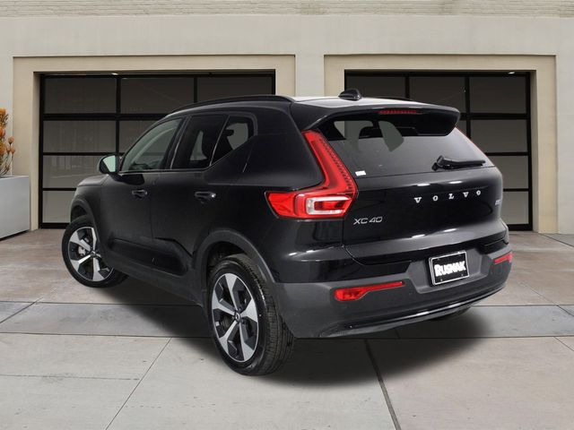 2024 Volvo XC40 Plus Dark Theme