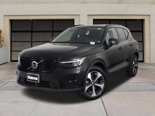 2024 Volvo XC40 Plus Dark Theme