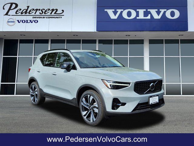 2024 Volvo XC40 Plus Dark Theme