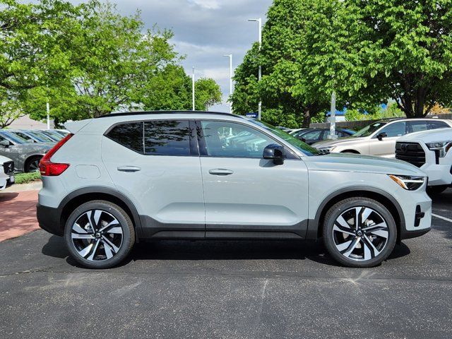 2024 Volvo XC40 Plus Dark Theme