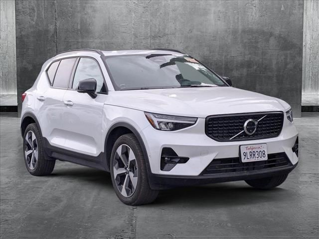 2024 Volvo XC40 Plus Dark Theme