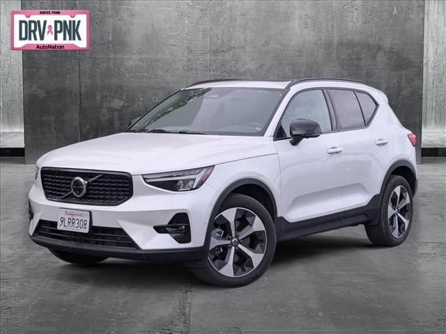 2024 Volvo XC40 Plus Dark Theme