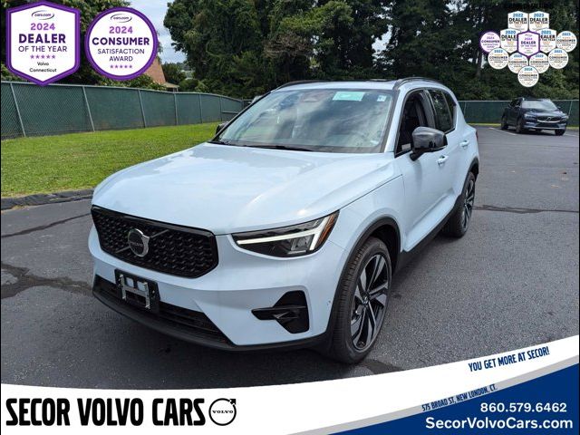 2024 Volvo XC40 Plus Dark Theme