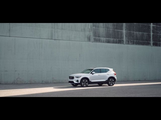 2024 Volvo XC40 Ultimate Bright Theme