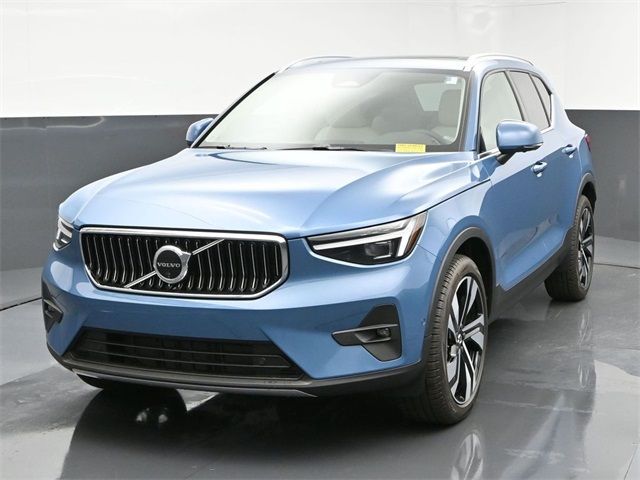 2024 Volvo XC40 Ultimate Bright Theme