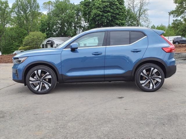 2024 Volvo XC40 Ultimate Bright Theme