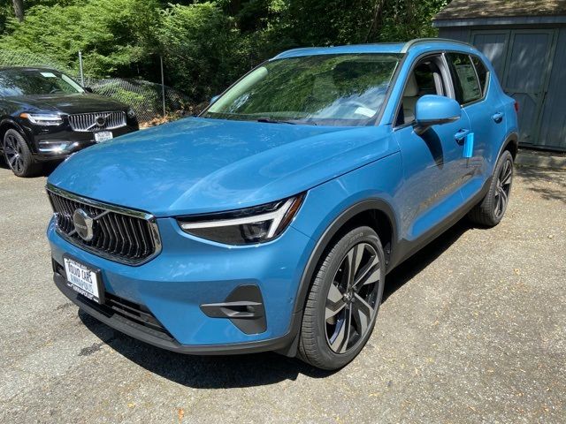 2024 Volvo XC40 Ultimate Bright Theme