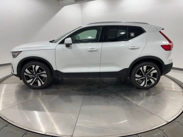 2024 Volvo XC40 Ultimate Bright Theme