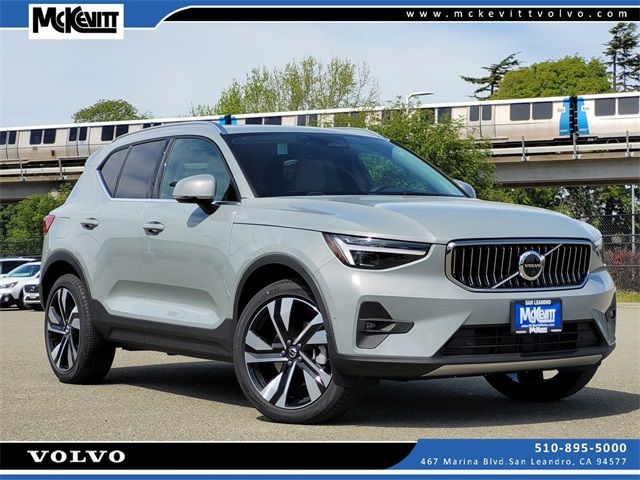 2024 Volvo XC40 Ultimate Bright Theme