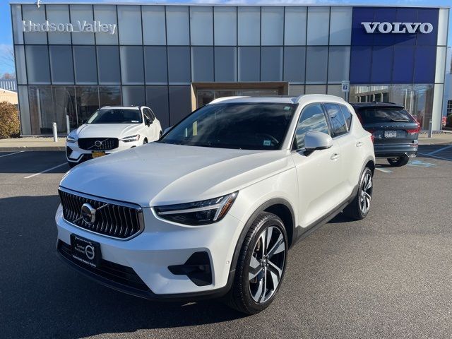 2024 Volvo XC40 Ultimate Bright Theme