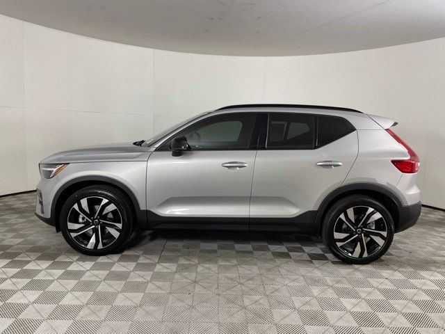 2024 Volvo XC40 Ultimate Dark Theme