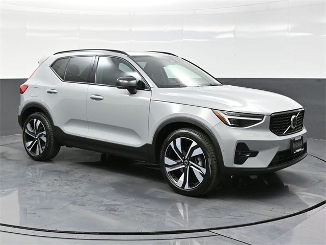 2024 Volvo XC40 Ultimate Dark Theme