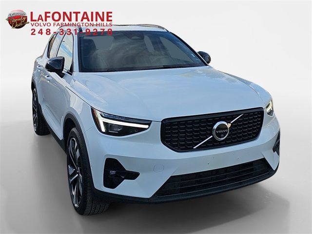 2024 Volvo XC40 Ultimate Dark Theme