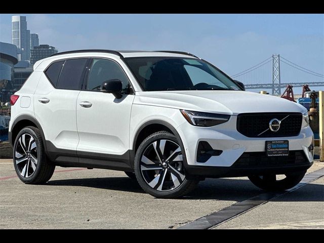 2024 Volvo XC40 Ultimate Dark Theme