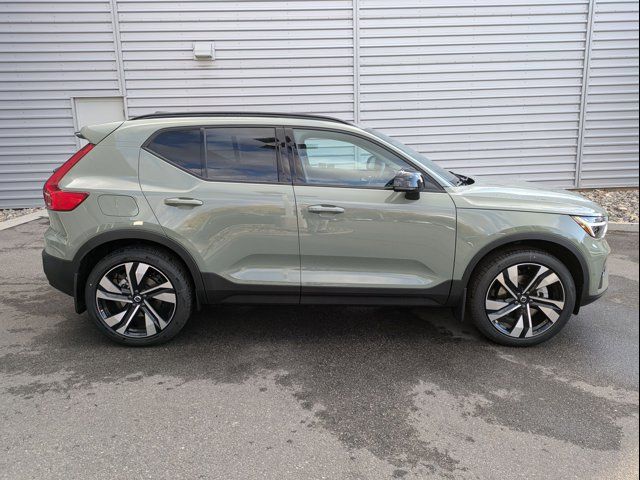 2024 Volvo XC40 Ultimate Dark Theme