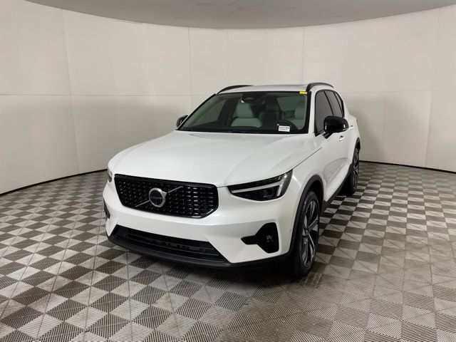 2024 Volvo XC40 Ultimate Dark Theme