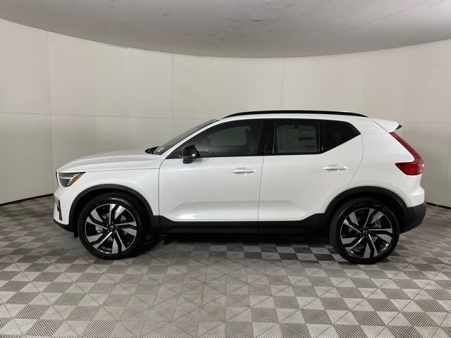 2024 Volvo XC40 Ultimate Dark Theme