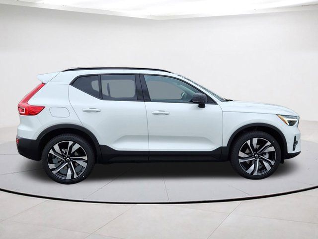 2024 Volvo XC40 Ultimate Dark Theme