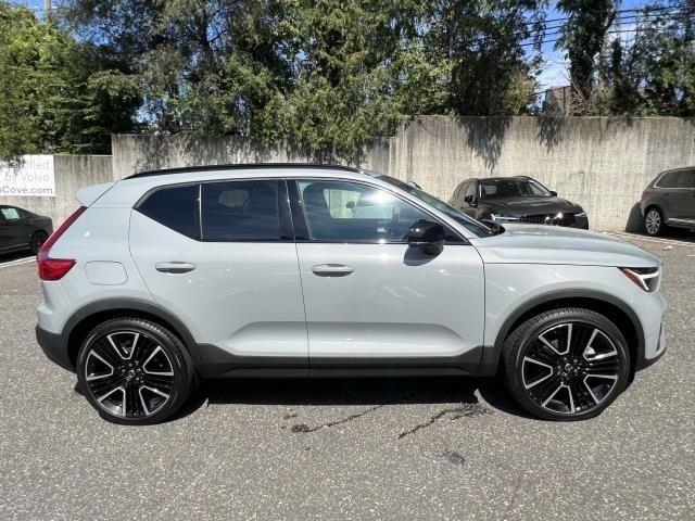 2024 Volvo XC40 Ultimate Dark Theme