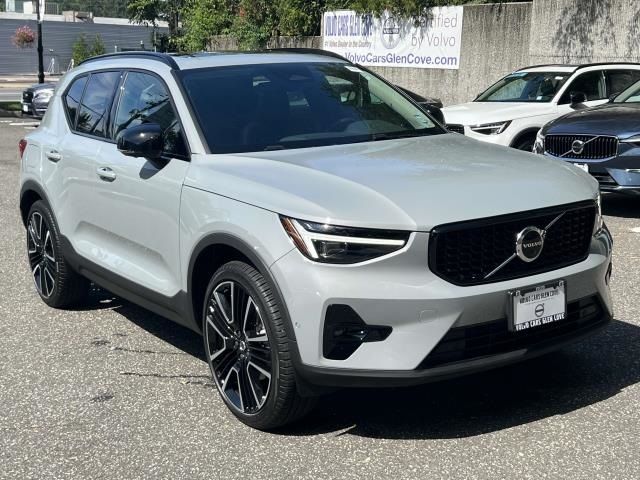 2024 Volvo XC40 Ultimate Dark Theme