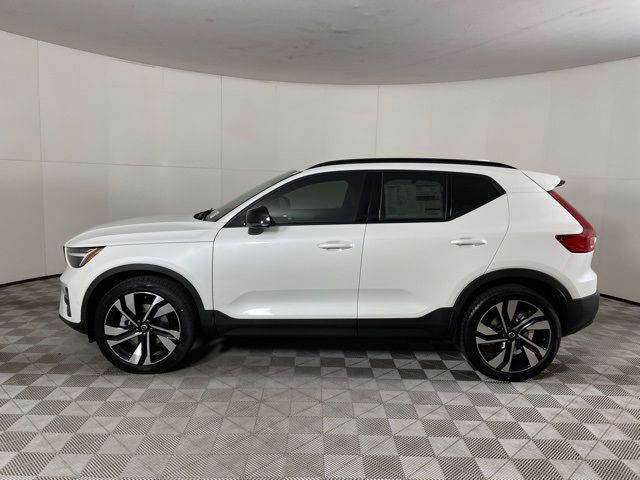 2024 Volvo XC40 Ultimate Dark Theme