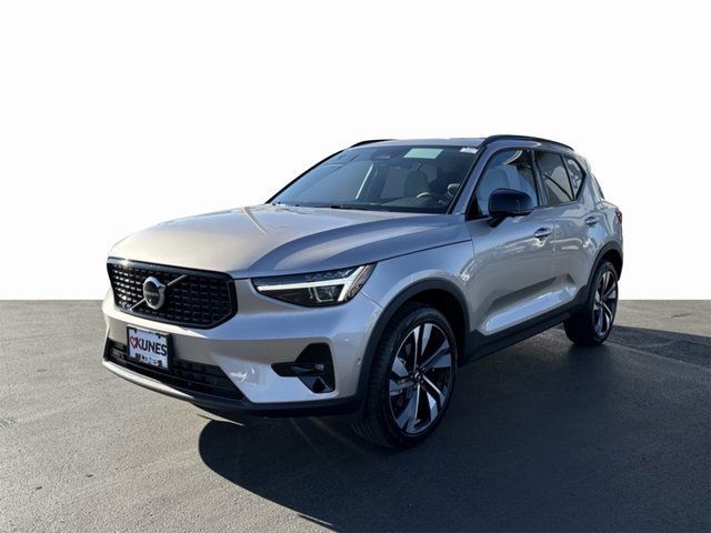 2024 Volvo XC40 Ultimate Dark Theme