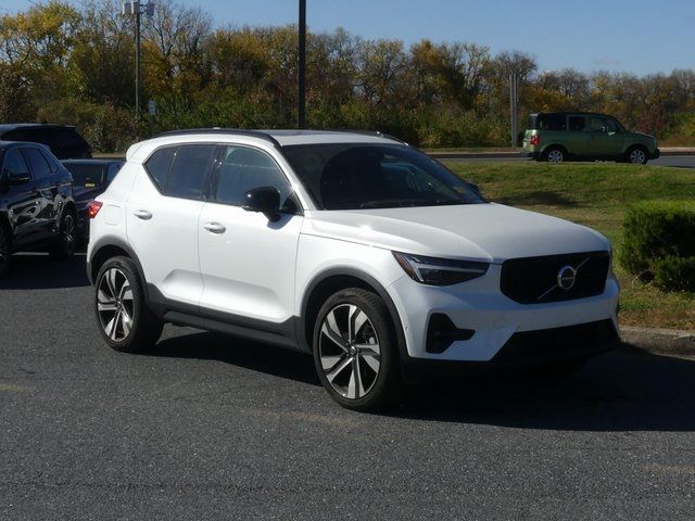 2024 Volvo XC40 Ultimate Dark Theme