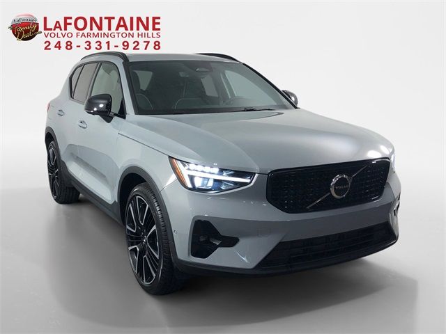 2024 Volvo XC40 Ultimate Dark Theme