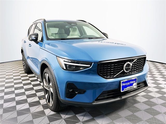 2024 Volvo XC40 Ultimate Dark Theme