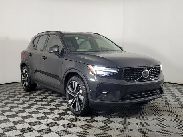 2024 Volvo XC40 Ultimate Dark Theme