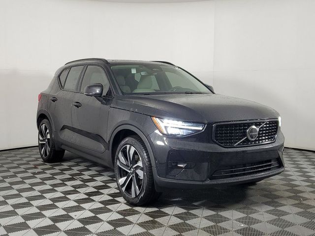 2024 Volvo XC40 Ultimate Dark Theme